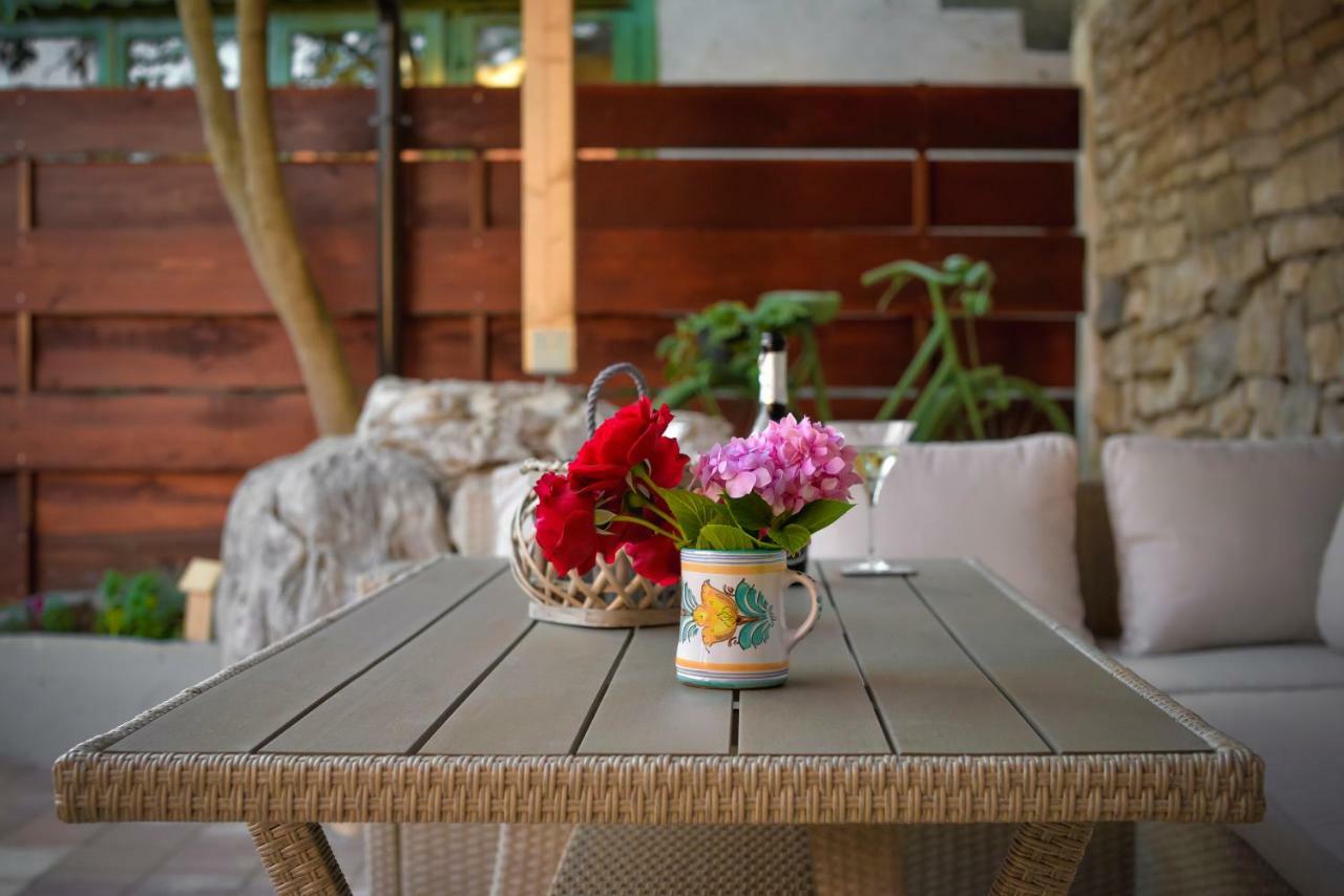 Vintage Garden Apartment พูลา ภายนอก รูปภาพ