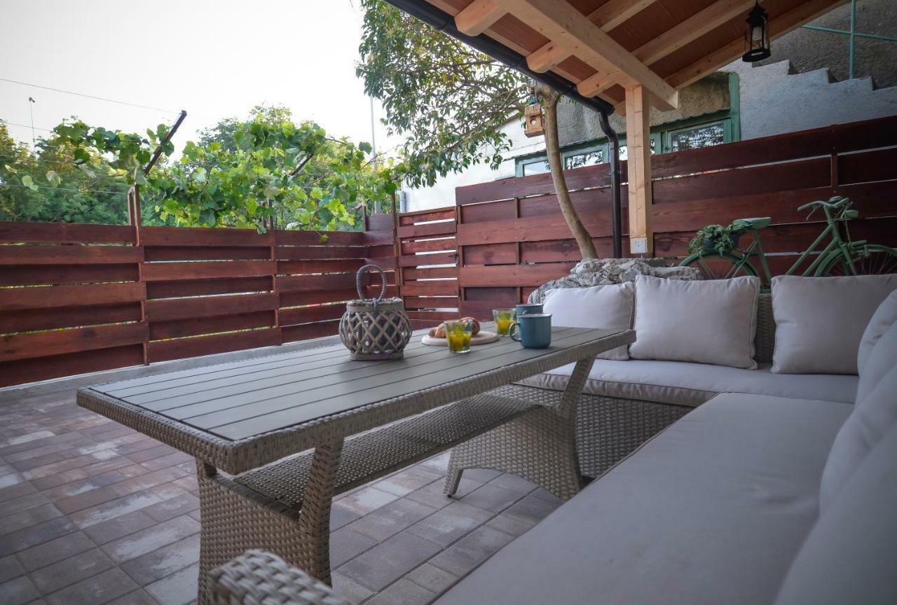 Vintage Garden Apartment พูลา ภายนอก รูปภาพ